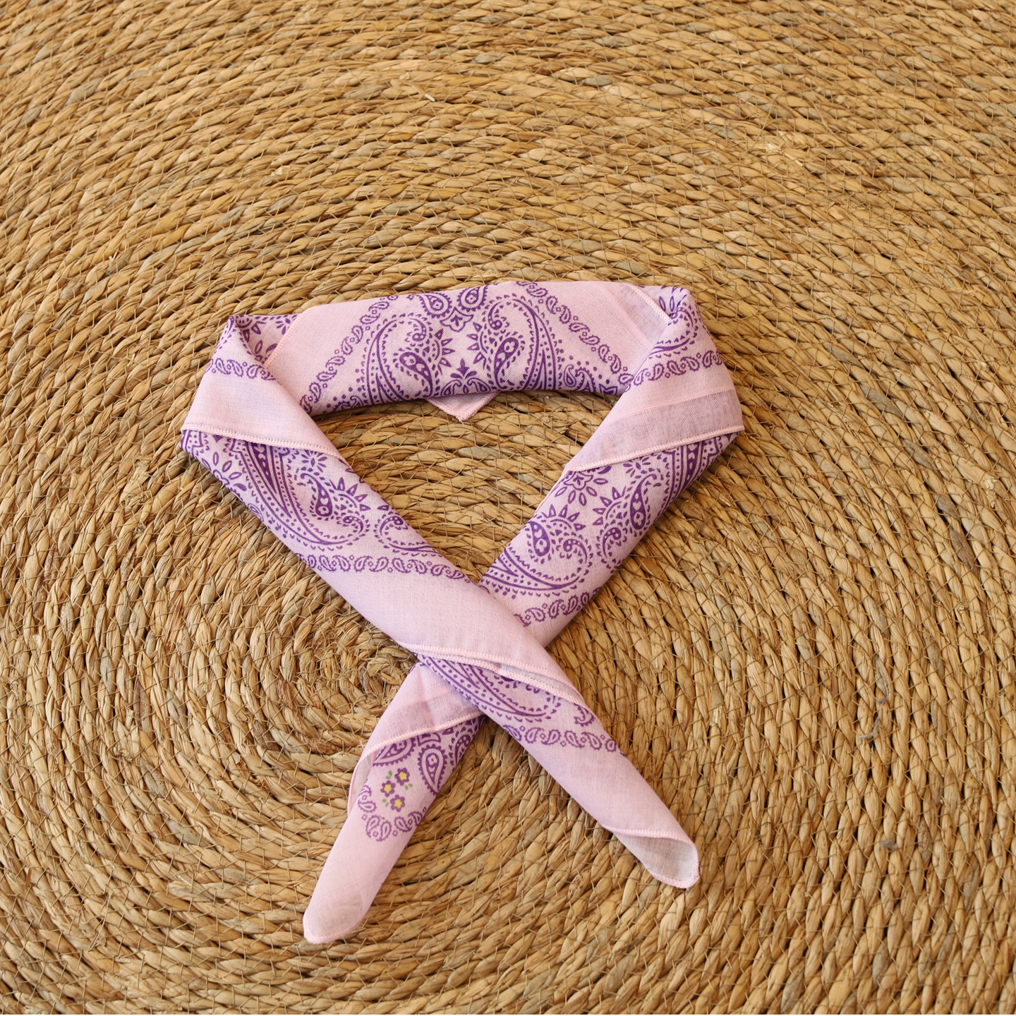 The 2026 new spring collection features an elegant and ladylike square silk scarf with a Tencel style, a versatile check pattern, and a casual and artistic look