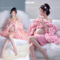 Photo studios new style of clothing for pregnant women to take photos indoors with a pure lusty atmosphere and sweet pregnant mothers belly photos to be taken at home