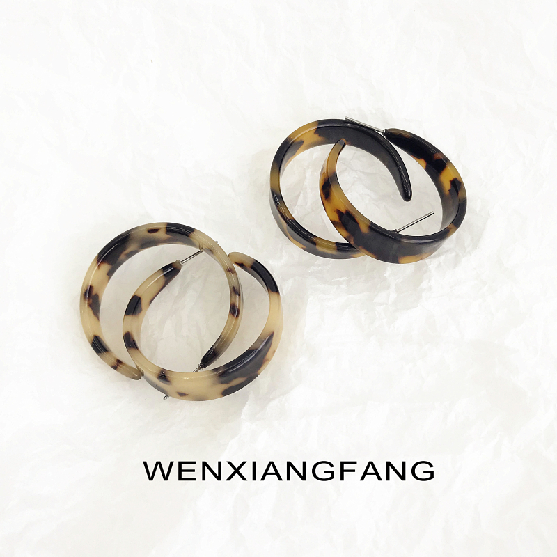 chic Korean ins niche retro minimalist net red with the same tortoiseshell color cold wind semicircle earrings BAO WEN ear needles