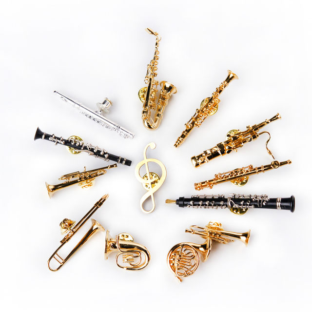 ແຜ່ນທອງຄໍາ clarinet saxophone brooch trombone drum set violin clarinet horn brooch pin ຮູບແບບເຄື່ອງມືລົມ