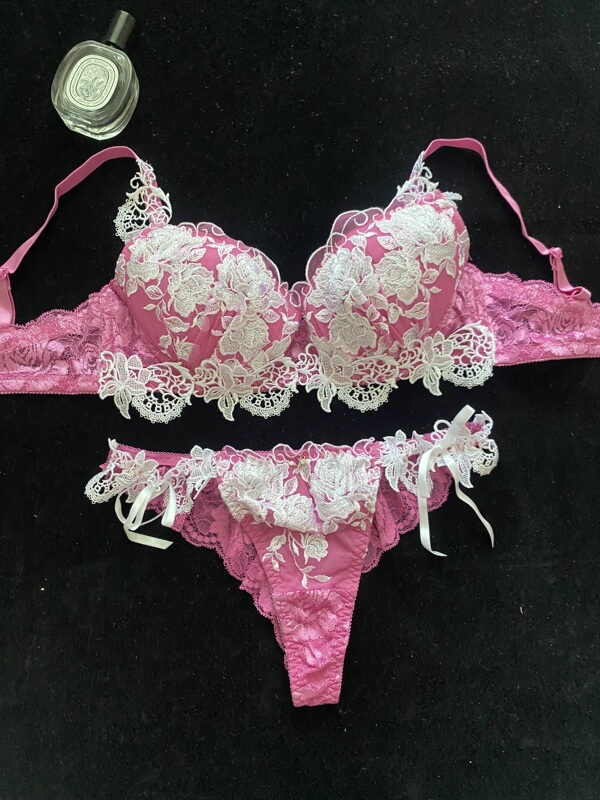 65E 75B Japanese Heavy-Duty Embroidered Lace Sexy Lingerie Set Thong Women's Bra with Soft Underwire and Push-Up Effect