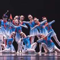 XI Xiaoho Wind Quarry of Dreamers Children acting out of primary school Children red scarves with long sleeve performance