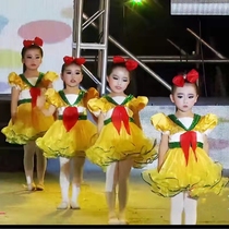 61 children acting out of kindergarten red scarves dancing clothes girl fluffy dress cute yarn dress student choral suit