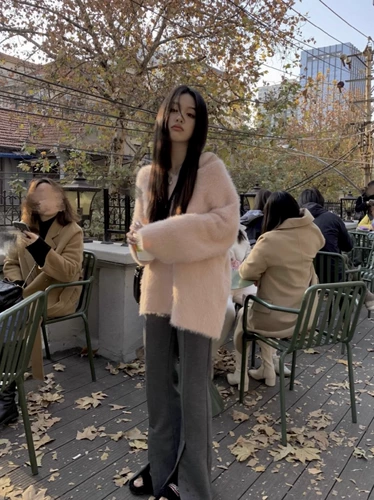 Розовый длинный бархатный демисезонный трикотажный свитер, средней длины