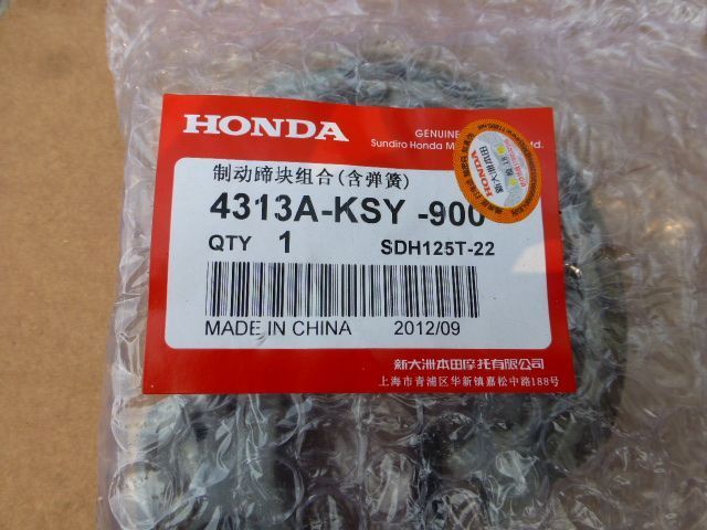 Phụ kiện xe máy xe máy lục địa mới Honda SDH125T-22A E má phanh (bao gồm cả lò xo) - Pad phanh phanh xe máy