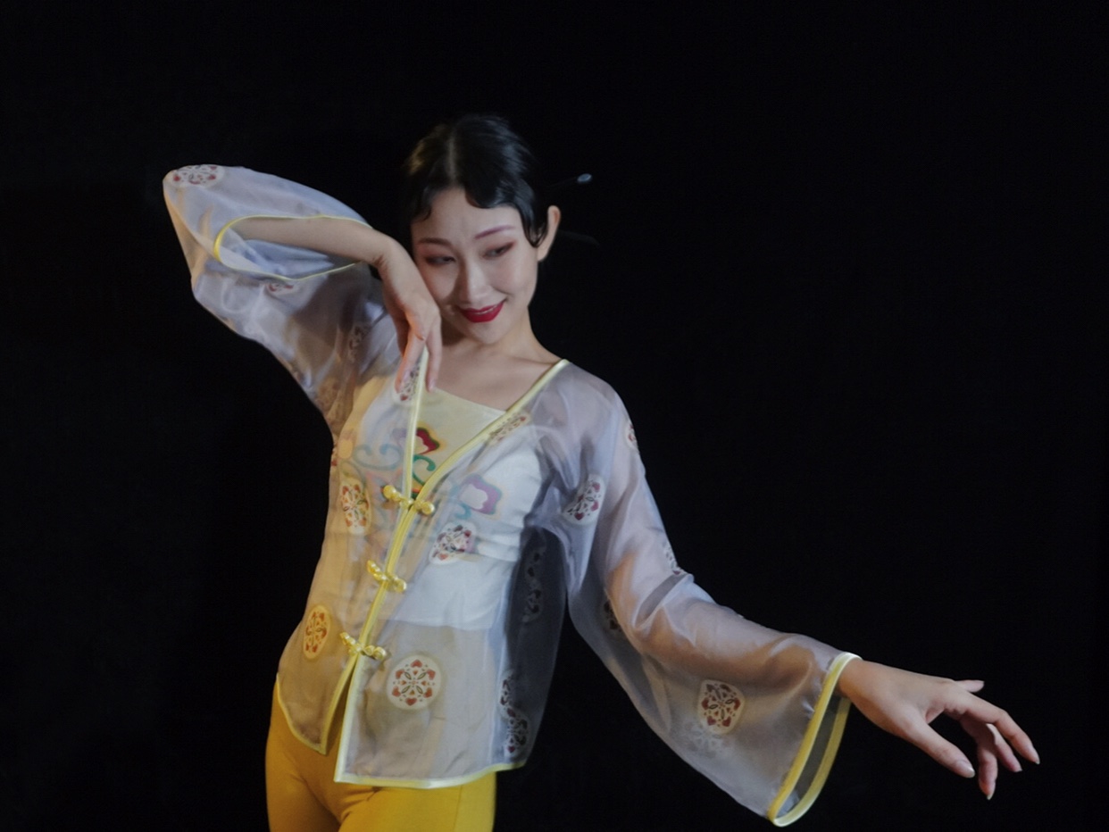 Roche originally designed the ancient dress dress (spring day) adult classical dance and driving dress show coat