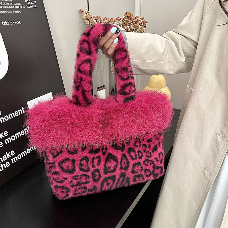 2026 Autumn/Winter Fluffy High-End Personality-Expressing Leopard Print Women's Plush Single-Shoulder Niche Fur Handbag 2026 Autumn/Winter Fluffy High-End Personality-Expressing Leopard Print Women's Plush Single-Shoulder Niche Fur Handbag