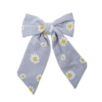 Бант из синей ромашки