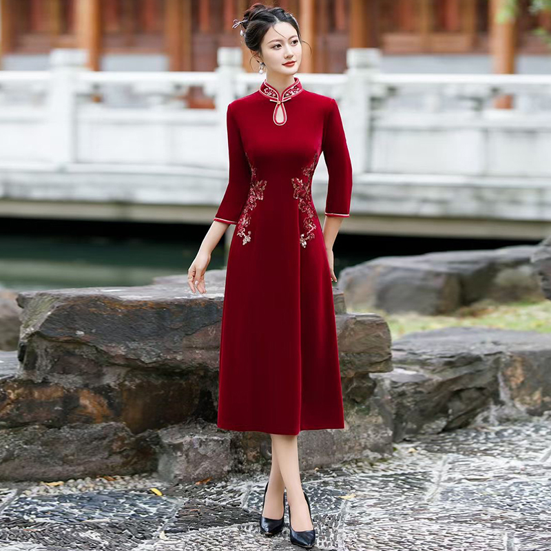 Improved Version of Cheongsam Dress, Red Wedding Banquet Mother's Dress, Mid-Length, Retro Chinese Style, Velvet, Spring and Autumn, Three-Quarter Sleeves