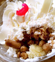 Shanghai Ruby cake house Ruby chestnut cake used to cream cup Ruby small square old cake