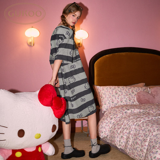 Kurzes Nachthemd für Damen im Sommer. HelloKitty hat ein neues gestreiftes Damen-Nachthemd aus reiner Baumwolle für zu Hause als Co-Branding entwickelt