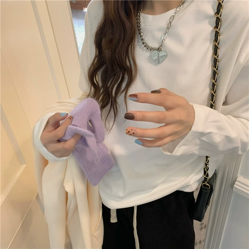 Бархатная приятная телу осенняя утепленная белая брендовая футболка для отдыха