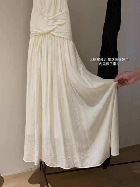 Lin Xiasha's French-Style Pleated V-Neck Halter Design, Unique and Beautiful Long Dress with a Cinched Waist