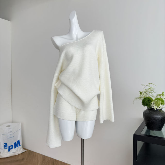 Lin Xi Xi Wavy Texture Autumn White Suit with Off-Shoulder Long-Sleeve Sweater Top and Tie-Up Straight Shorts