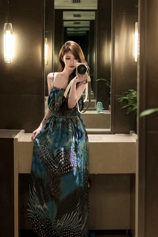 Fuujane Atlanta's Unique Printed Spaghetti-Strap Long Dress, Elegant and Stylish Gown with a Large Hem