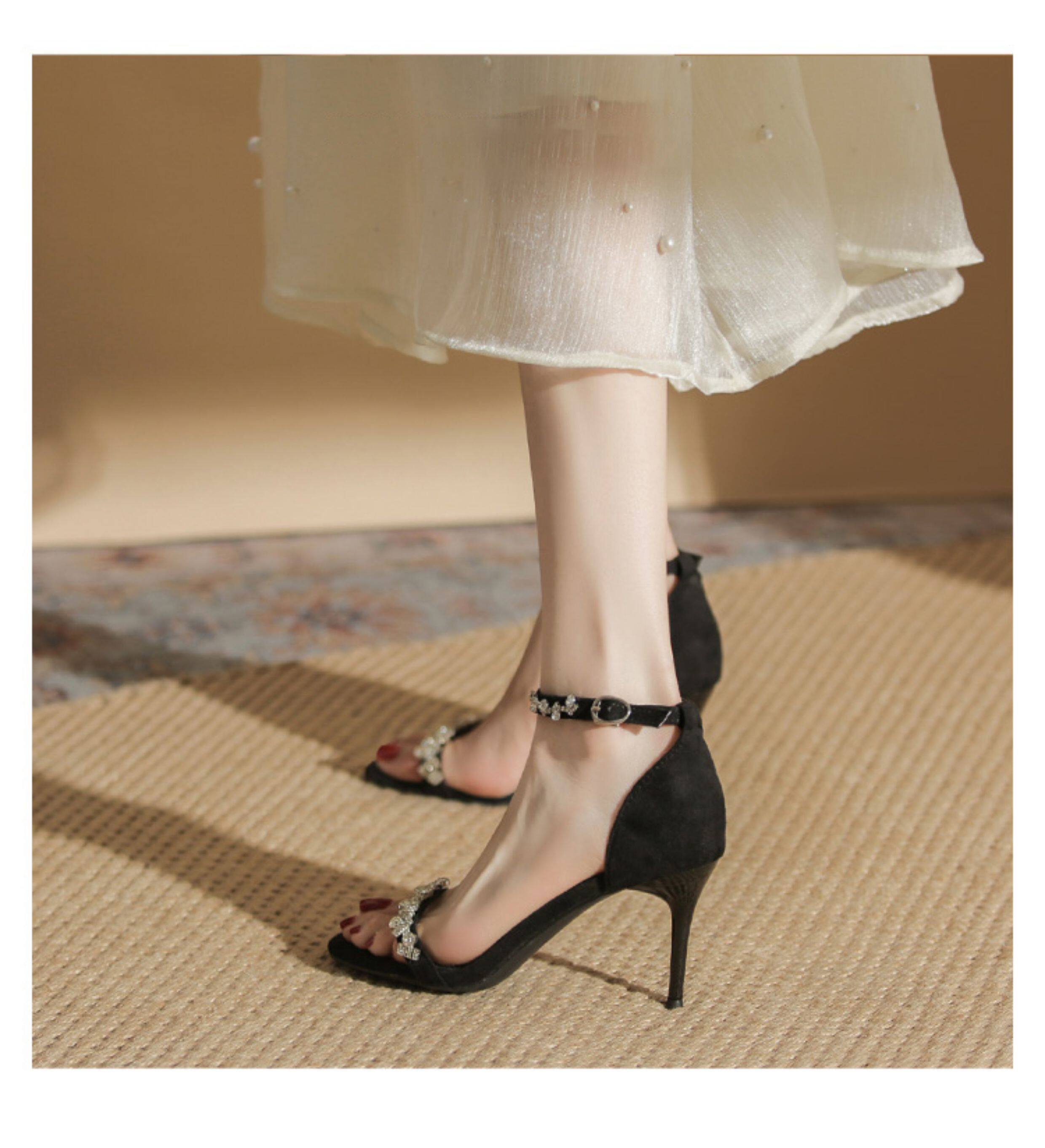 Летние босоножки, универсальные черные туфли на высоком каблуке с ремешком, Гонконг, 2025 года 叁里 