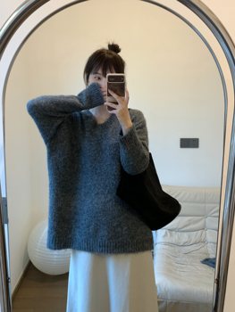 FENG ເສື້ອຍືດຄໍຄໍ v-neck ຫວານສູງ lazy ຊັ້ນສູງບາງໆ pullover sweater ສໍາລັບແມ່ຍິງ 2024 ຕົ້ນລະດູໃບໄມ້ປົ່ງໃຫມ່ knitted ວ່າງເທິງ
