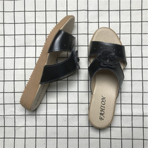 Stock cut clearance summer leather womens slippers wear flat bottom soft bottom Joker non-slip mother cool