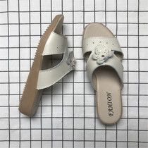 Stock cut clearance leather sandals women wear flat Korean non-slip mother shoes middle-aged women slippers