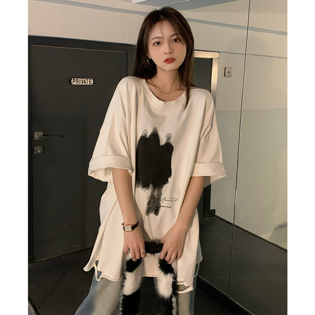 Sweet and cool wind hole short-sleeved T-shirt women's top spring 2022 new loose fashion design sense niche bottoming shirt