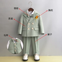 Зеленый пиджак классического кроя, жилет, штаны, галстук-бабочка на лацкан