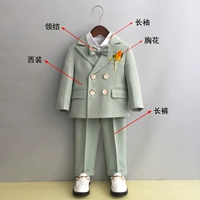 Зеленый пиджак классического кроя, рубашка, штаны, галстук-бабочка на лацкан