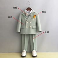 Зеленый пиджак классического кроя, штаны, галстук-бабочка на лацкан