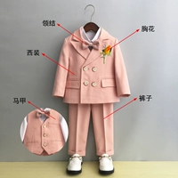 Розовый пиджак классического кроя, жилет, штаны, галстук-бабочка на лацкан