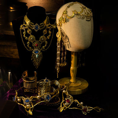 Egyptian heist, the daughter of the Nile, the favorite concubine of the Pharaohs, cosplays sand and the Song of the Sea as a photography and photo accessory