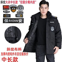 Длинное пальто в черных диагональных линиях