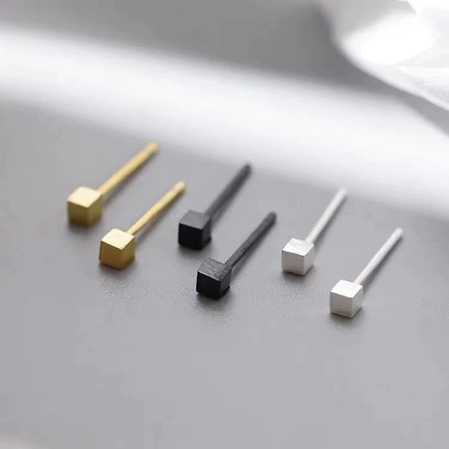 Матовые универсальные милые маленькие серьги подходит для мужчин и женщин, серебро 925 пробы, простой и элегантный дизайн