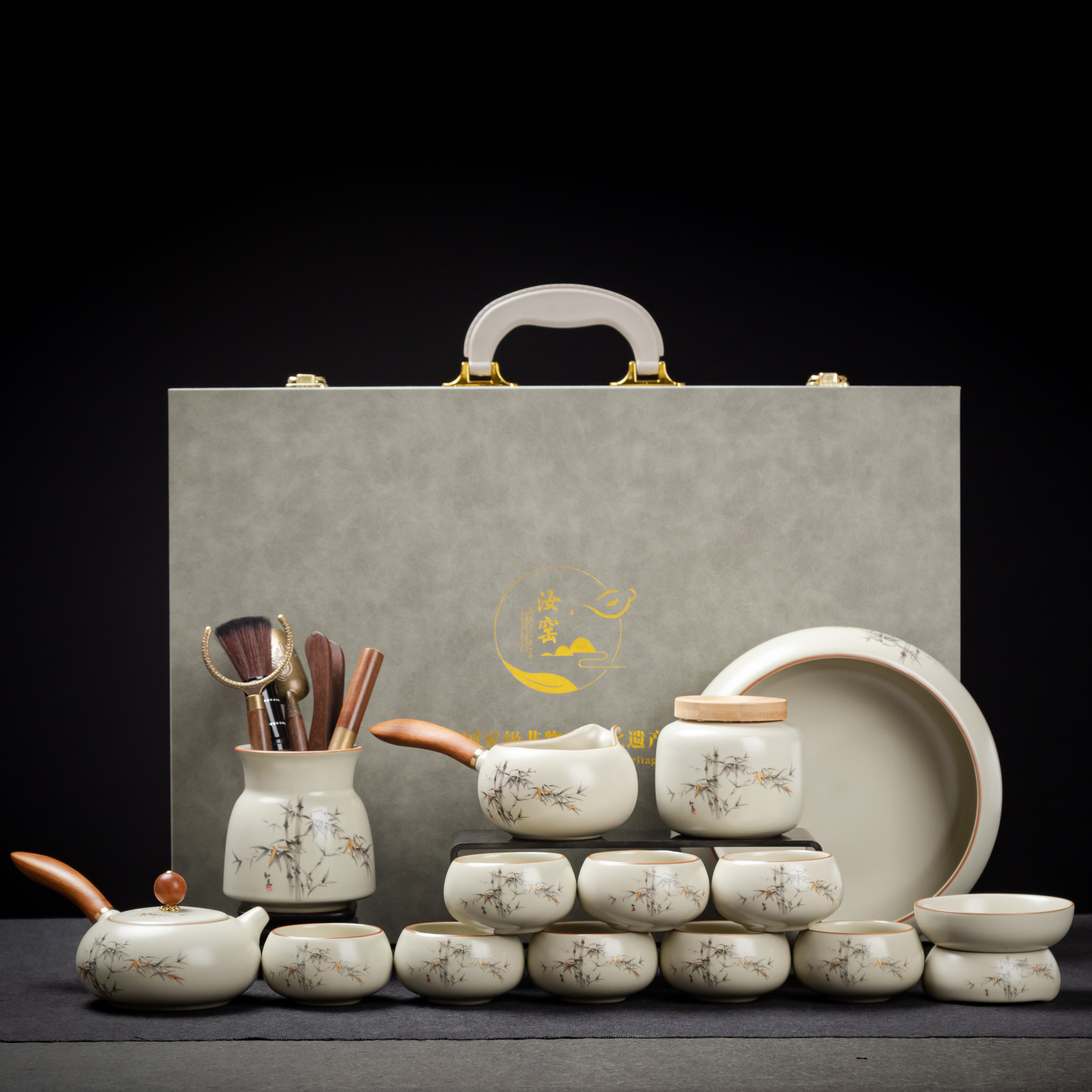 Young people give a complete set of high-end tea sets in a gift box to their elders and friends as Kung Fu ceramic teapots and teacups