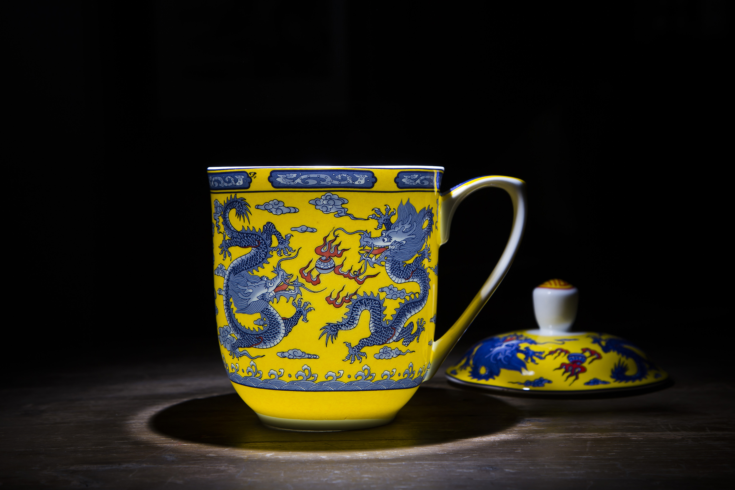 The Product jue jingdezhen ipads porcelain cup ceramic cup and meeting with cover the large cups overlord cup 850 nl