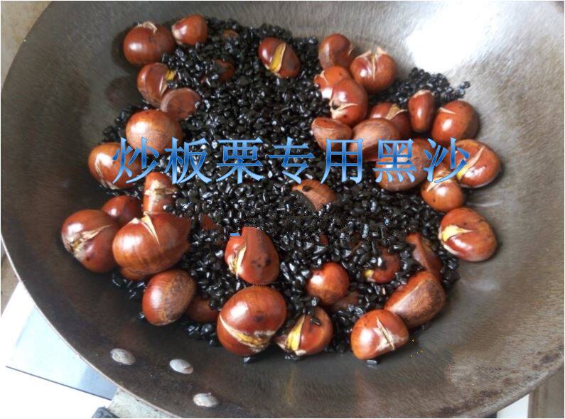 The sand of the natural stir-fried chestnuts in the fried goods shop. Sugar fried black goods sand commercial use of small stones black five pounds