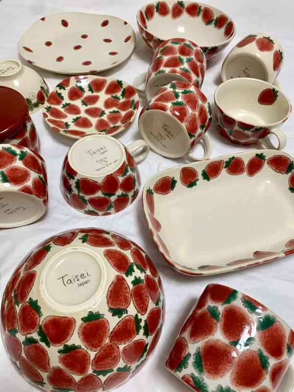 Japanese Taisei Strawberry Small Forest Ceramic Ware Mug Cup Plate Collection Japanese Taisei Strawberry Small Forest Ceramic Ware Mug Cup Plate Collection