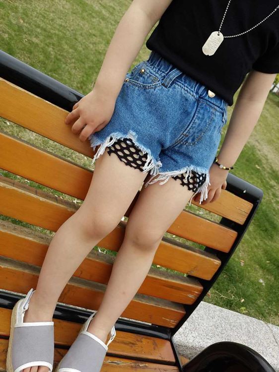 Quần short trẻ em vừa và nhỏ quần short 2018 mùa hè cô gái mới hoang dã giản dị lưới denim trẻ em của denim liệu nóng quần