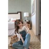 Грибная маленькая грибная милая сестра девушка чувствует себя высокой джинсовой джинсовой ткани брюки, брюки, угловой расщепление повседневное отдых