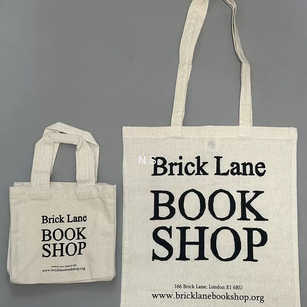 Подлинные товары на складе, BrickLane Bookstore, Восточный Лондон, UK, холщовые сумки окружения, сумки через плечо