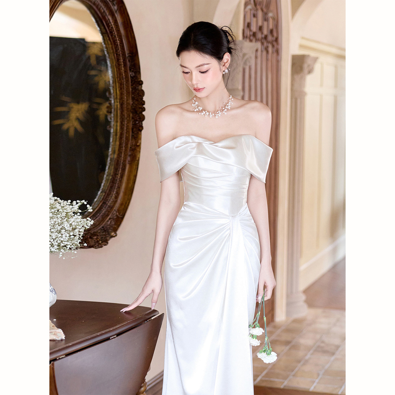 French-Style White Bridal Gown, One-Shoulder Design, Suitable for Wedding Receptions, Certificate Ceremonies, and Adult Ceremonies; a Simple White Dress for a Wedding
