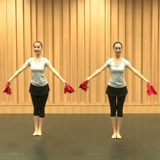 Ассоциация китайских танцоров проверяет реквизит Пятиуровь фермерских девочек танце