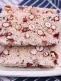 Жареный рисовый сахар с жареным рисовым сахаром.