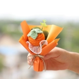 Маленькая плетеная шерстяная трикотажная подарочная коробка в форме цветка