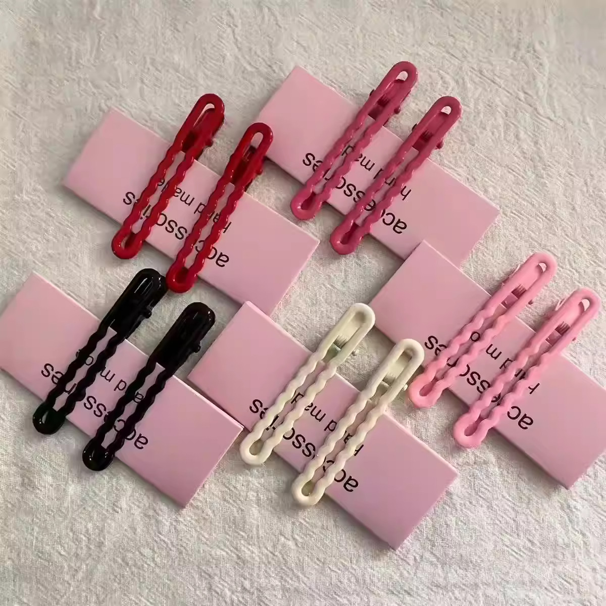 キャンディカラーのメタル製中空ヘアクリップ2個セット。ウェーブのかかったレイヤードヘア、サイドバング、ダックビルヘアアクセサリーがセットになった、シンプルなヘッドウェアです。