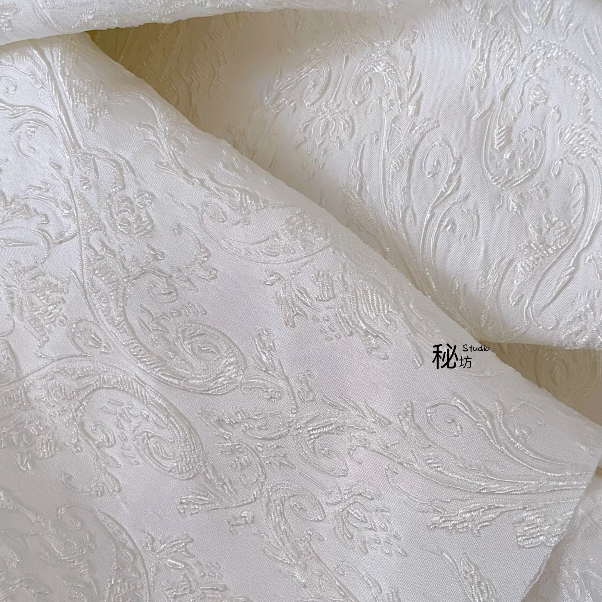 コートドレスやデザイナーズファブリックに最適な、白地にテクスチャーを施したジャカード織りのヴィンテージ風宮廷花柄生地。