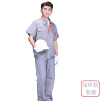 Костюм светло-серого цвета с короткими рукавами