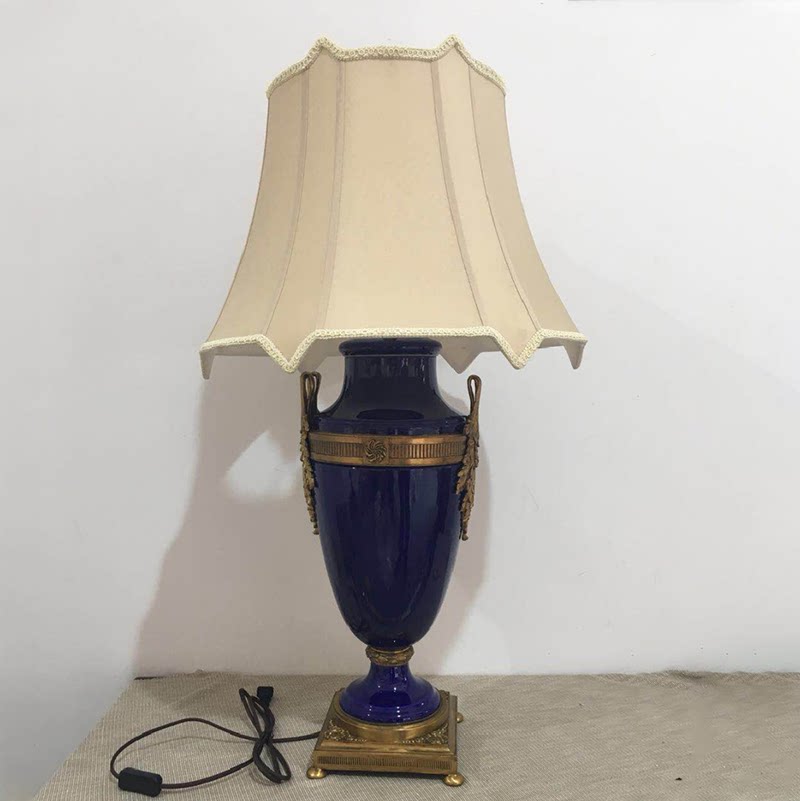 Fa-style palace bronze table lamp swing piece European and American style Classical Extravagant Living Room Lamps Villa bedroom Xuanguan Soft decorations