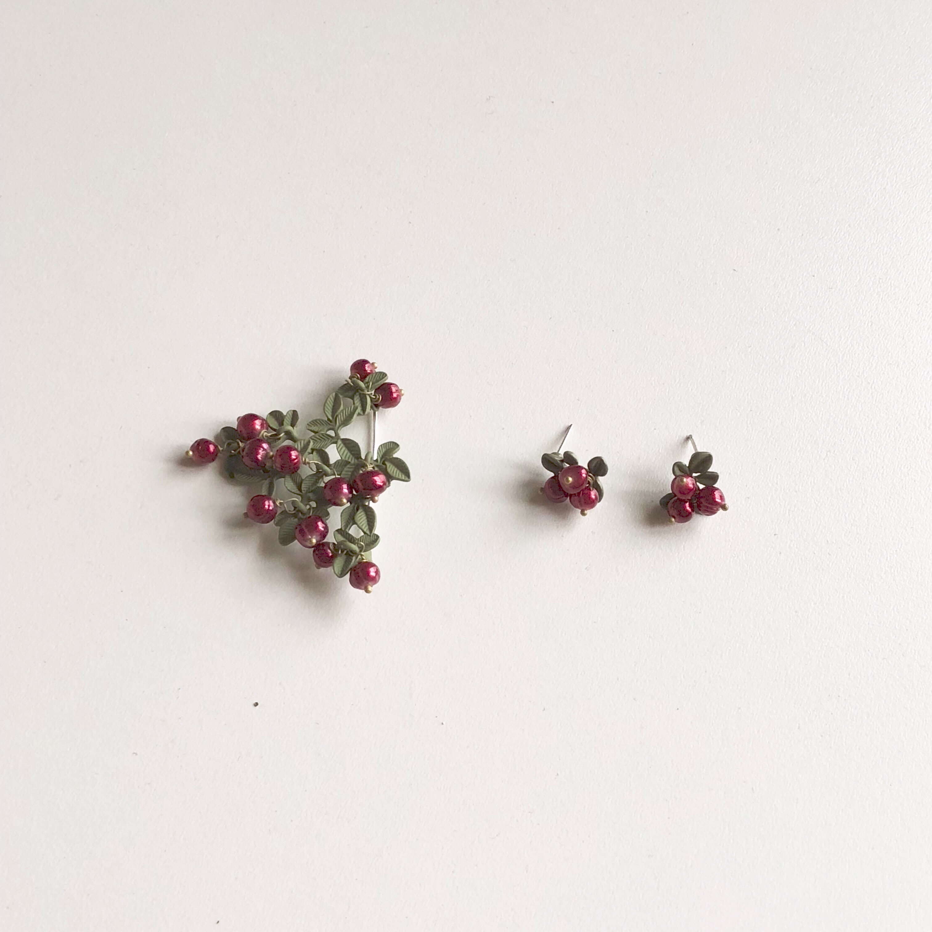 Cổ điển ba chiều cranberry tự nhiên ngọc trai nước ngọt vỏ màu xanh lá cây sơn trâm tai kẹp ear studs