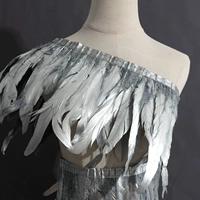 Край ткани «петушиный хвост» серебристого цвета (25-30) около 2 метров/полоса