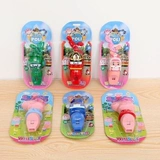 СущностьУчитель свистка детского сада крикнул милый драконский игрушечный свисток детской личности, дуя творческий свисток.