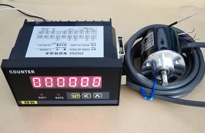 Multi-function tachometer output 0-10V transmission control PID to adjust the speed of the inverter